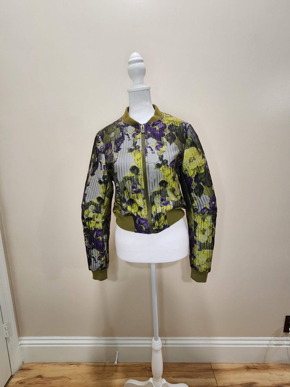 BCBGMAXAZRIA Womens XS Cropped Bomber Jacket Floral Print NWOT Ribbed Trim Zip